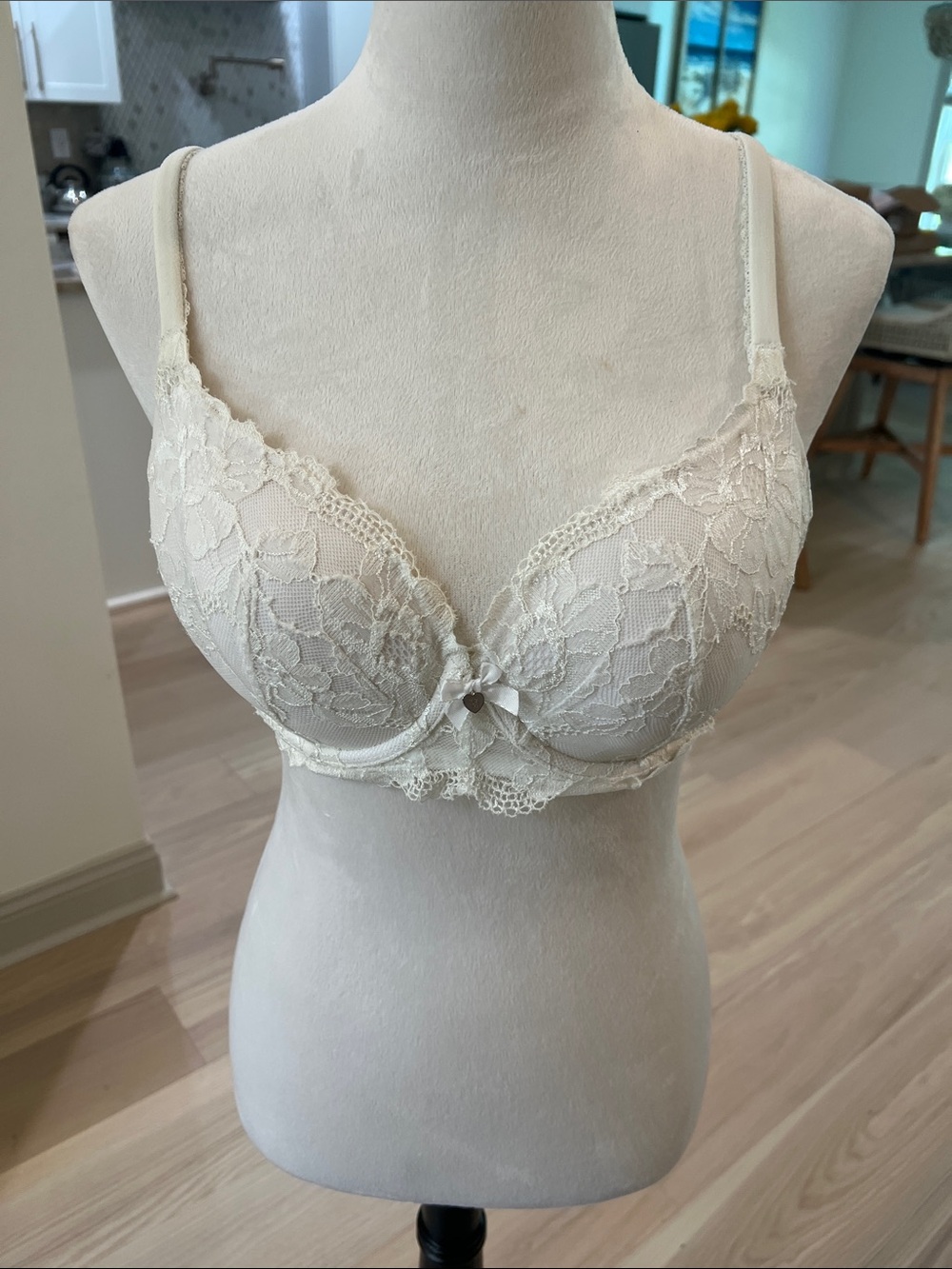 Victoria's Secret Lace Balconette Bra in Ivory/Cream
